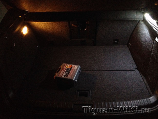 Штатное освещение багажника VW Tiguan  + подсветка на боковинах