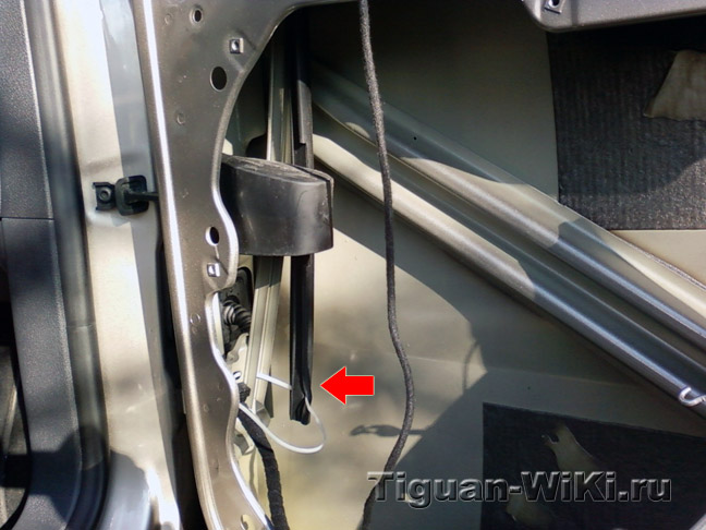 Уплотнитель стекла двери на VW Tiguan