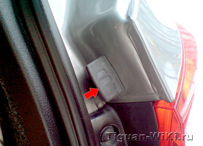 Резиновые упоры двери багажника на кузове Тигуана