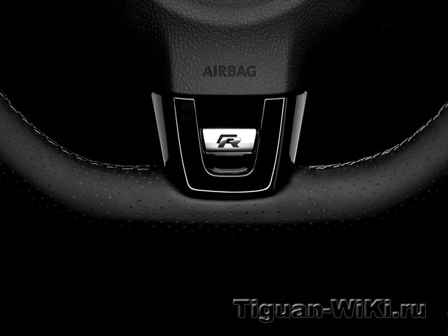 Мультируль GTI на Tiguan, Golf и Passat в цвете черный лак